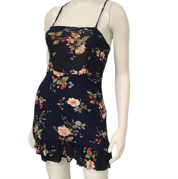 Sweet Shirred Floral Strappy Dress size Medium - Picture 2 of 7